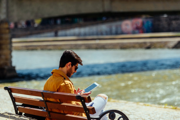 在河边工作的可爱商人图片下载