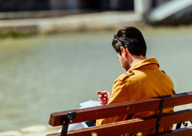 商人在河边观望图片下载