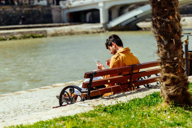 商人享受河边的日子图片下载