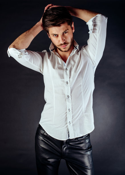 时尚严肃的残酷的年轻人的肖像图片下载