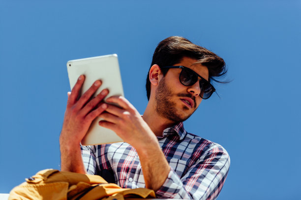 手持平板电脑的时尚商人图片下载