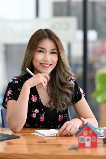 肖像女性财务顾问或房地产经纪人坐在现代的办公室。图片下载