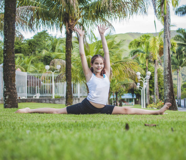 女孩在户外劈叉图片下载