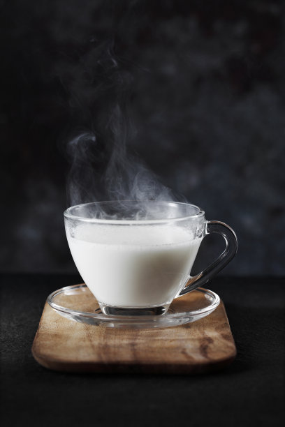 牛奶在木制托盘上乡村背景图片下载