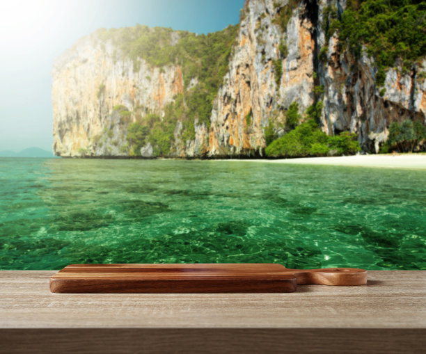 木制砧板放置在桌子上，使产品免受海洋景观的影响图片下载