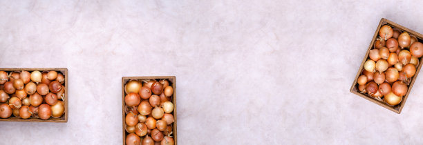 木盒里的新鲜黄洋葱图片下载