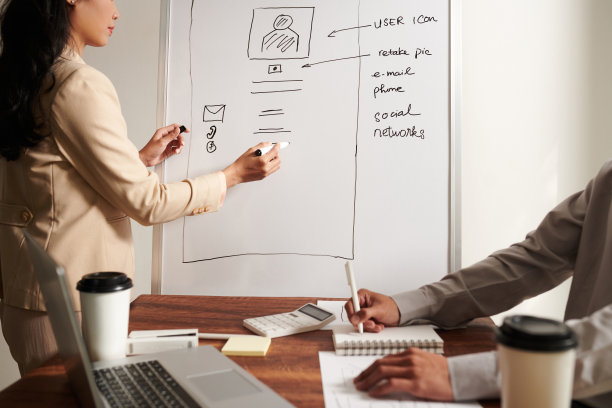 用户体验设计师在白板上画画图片下载