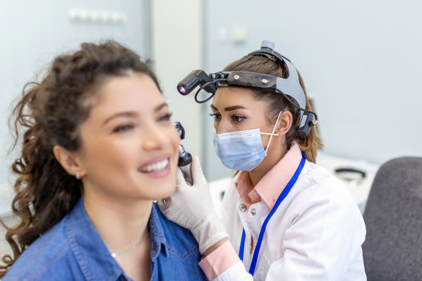 为女性做听力检查。成人听力障碍的诊断和听力测试。一位妇女在听力学家的耳朵检查中图片下载