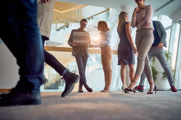 员工们正穿过公司大楼的走廊。公司业务、人图片下载