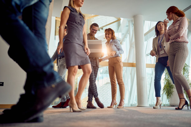 商务大楼走廊上的人们图片下载