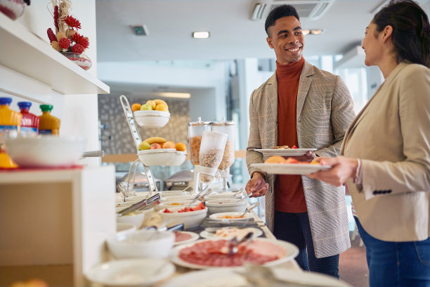 商务同事在公司餐厅吃午餐图片下载