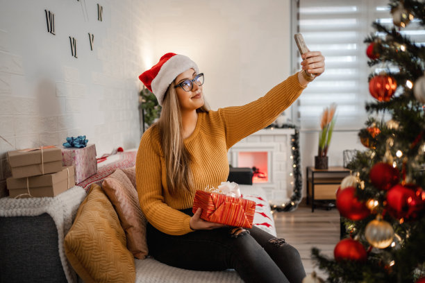 快乐的黑发微笑着在视频通话中说，感谢她的圣诞礼物图片下载