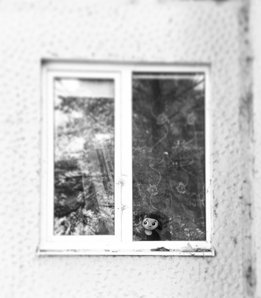 可怜的孩子的玩具在橱窗里。图片下载