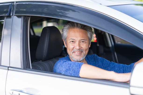 汽车里的老人图片下载