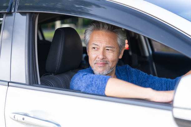 汽车里的老人图片下载