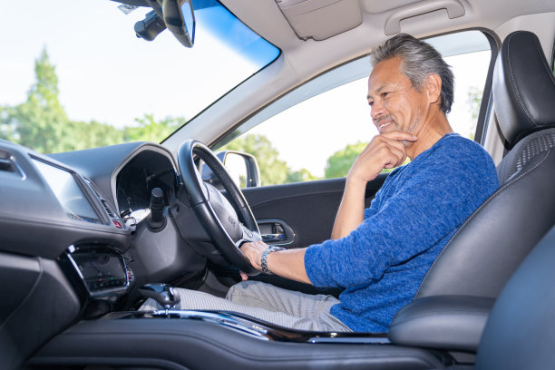 汽车里的老人图片下载
