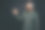 从侧面看，一个戴着眼镜和耳机的大胡子男人正指着一边。图片下载