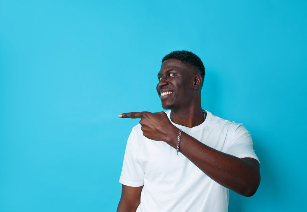 非裔美国人用手指着孤立的蓝色背景图片下载