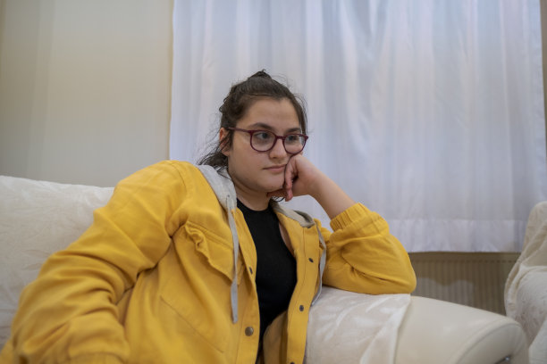 独自在家感到无聊的可爱少女图片下载