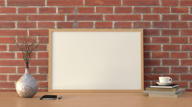 水平木制图片海报框架模拟。木桌上放着咖啡、书、花瓶和笔记本。红砖墙背景。图片下载