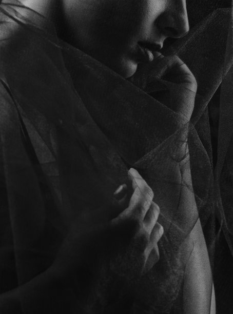 一个美丽的年轻女人的肖像在黑暗的背景。图片下载