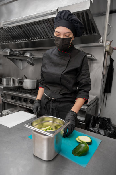 女厨师在商业厨房切菜。高质量的照片图片下载