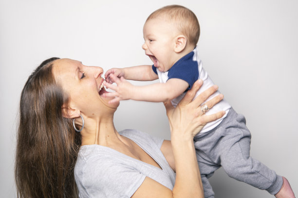 母亲和6个月大的男婴在一起玩图片下载
