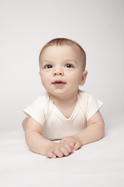 一个可爱的六个月大的婴儿男孩的肖像图片下载