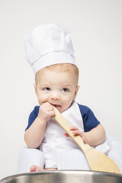 六个月大的男婴厨师图片下载
