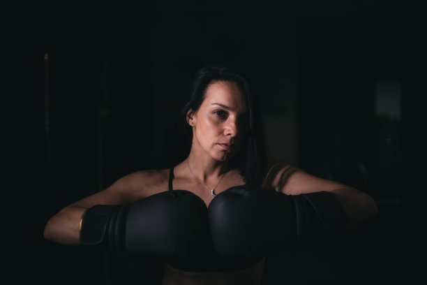 一个戴拳击手套的女人的肖像图片下载