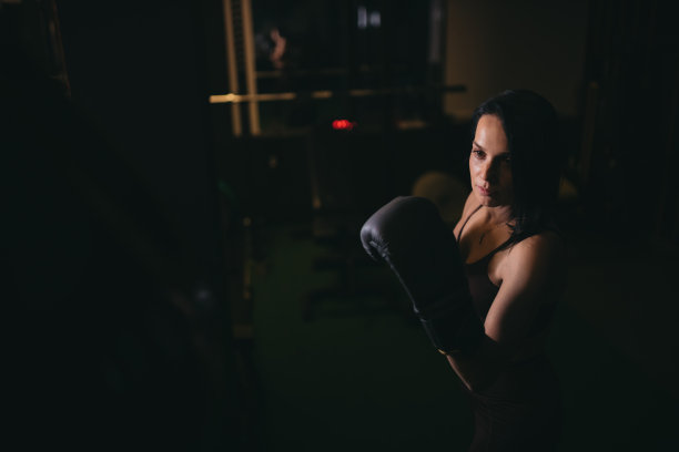 女子在健身房训练拳击图片下载