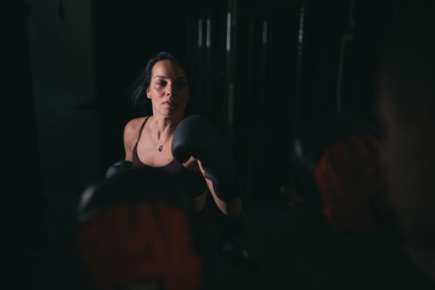 女子在健身房训练拳击图片下载