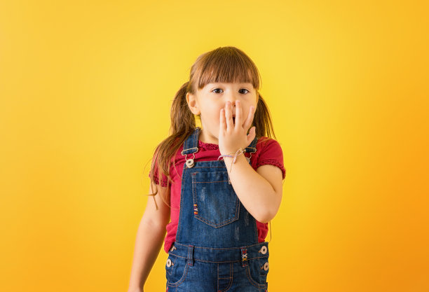 震惊的小女孩触摸她的脸的肖像图片下载