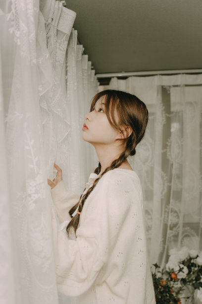亚洲女孩拉开帷幕图片下载