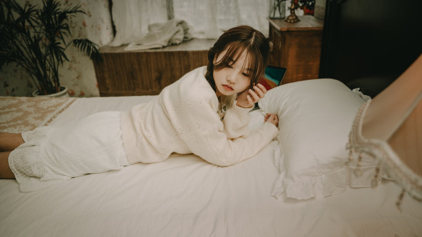 亚洲女孩在床边休息图片下载
