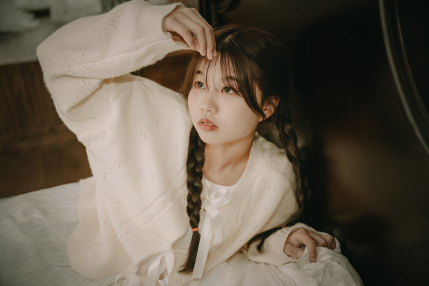 快乐的亚洲女孩在床上图片下载