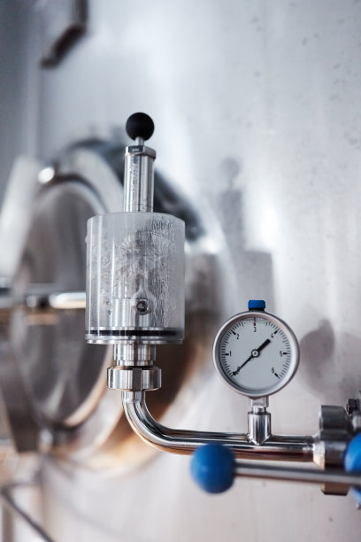 手工啤酒生产设备。钢制水箱，压力表，管道，软管。图片下载