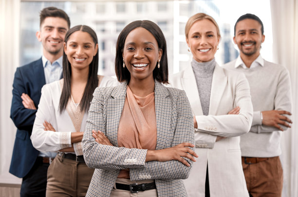 一群商人在他们的办公室里图片下载