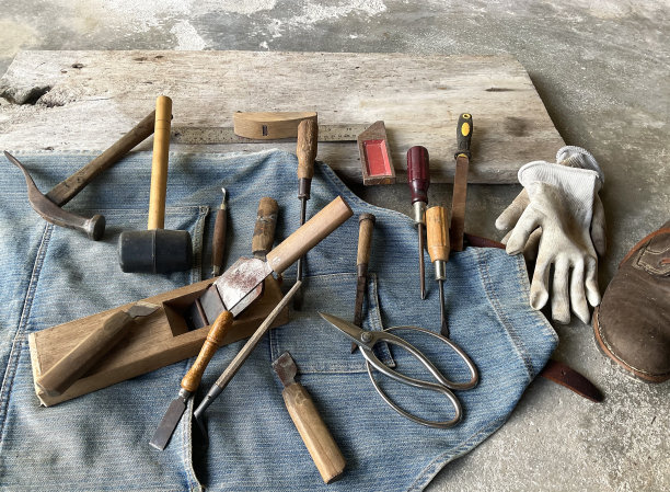 木工工具、手工工具、工艺用品摆放在地板上图片下载