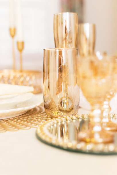 现代服务节日晚餐。餐具和室内用品。图片下载