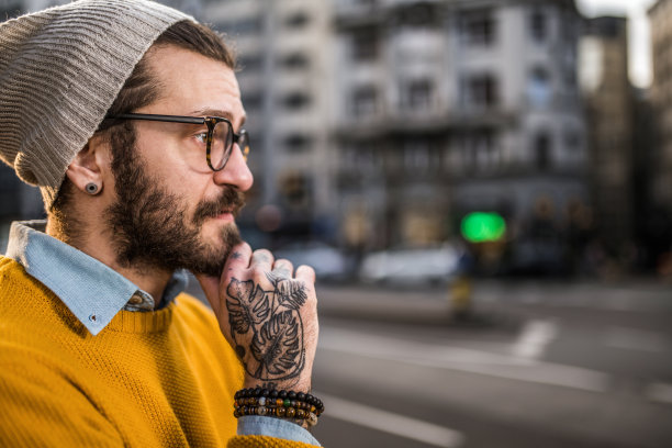 在城市街道上沉思的人。图片下载