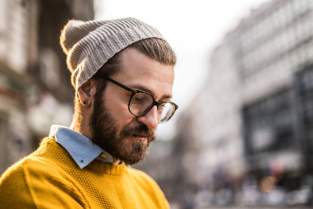 在城市街道上沉思的人。图片下载