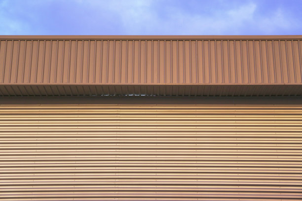 金属板建筑与彩色天空图片下载