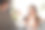 亚洲年轻情侣共进晚餐庆祝情人节。迷人浪漫的新婚男女在家里的厨房里举行晚会，在餐桌上吃结婚纪念日的食物。图片下载