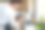 亚洲咖啡馆店主清洁柜台在餐厅咖啡厅重新开业。在新型冠状病毒感染症(covid - 19病毒)封锁结束后，帅气的咖啡师服务员戴上口罩，用消毒剂喷雾对机器进行消毒和擦拭图片下载