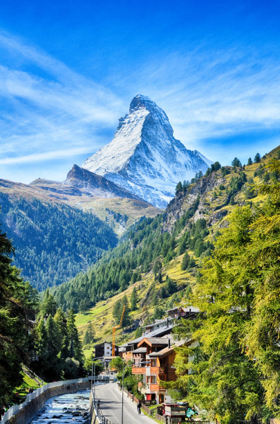 瑞士采尔马特村白雪覆盖的马特洪峰图片下载