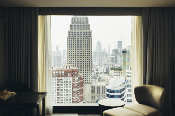 令人惊叹的酒店房间视图:曼谷市的风景窗口视图图片下载