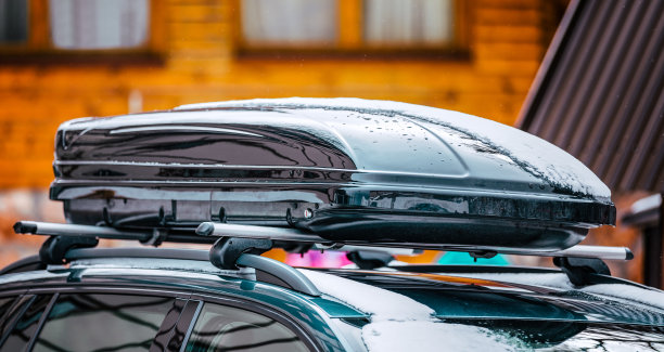 冬季带货箱的车顶架图片下载