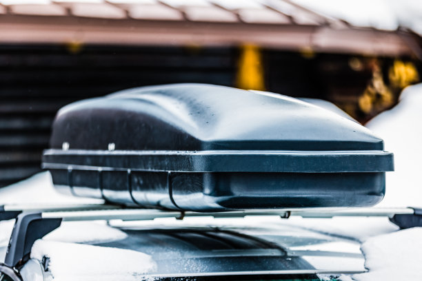 冬季带货箱的车顶架图片下载