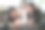 快乐的亚洲女孩一起坐在客厅里用智能手机自拍。图片下载